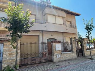 Chalet en Calahorra. Chalet con jardin en calahorra