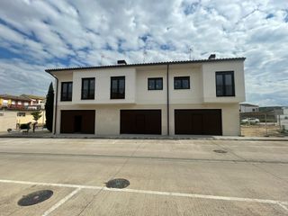 Casa en Calle de juli�n gayarre 3. Casa pareada con jardin a estrenar