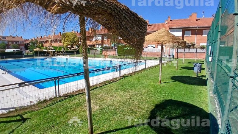 Foto 4e255e64-8361-45fd-92d8-5eea3a232bce. Chalet with parking in Villares de la Reina