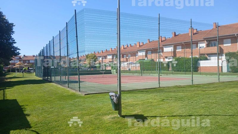Foto 6bd72776-29ed-41e7-8fc0-8a8bc588af1a. Chalet with parking in Villares de la Reina