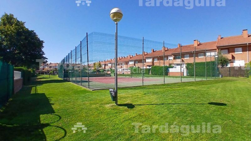 Foto ca47e69d-6fb0-45ed-b311-e27d13bd1d92. Chalet with parking in Villares de la Reina
