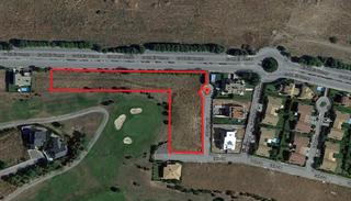 Terreny residencial a Villamayor. Suelo urbano para chalet pareado e individual