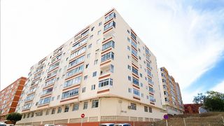 Flat in Calle alférez quintana suárez 4. Piso en esquina, muy luminoso y con grandes posibilidades en los