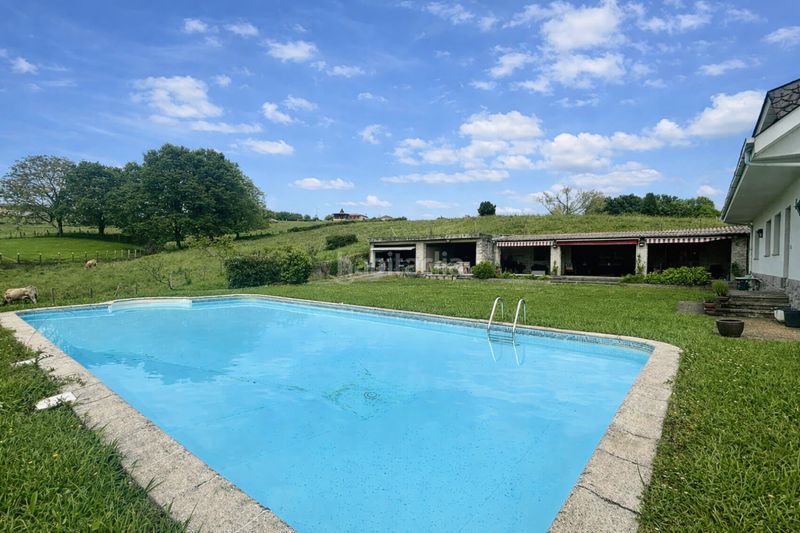 Foto 6a4bd0dc-41ac-42af-a510-d10f62659587. Casa amb calefacció piscina a la pola Siero Siero