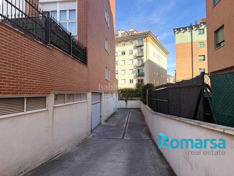 Foto fdec095d-3ea9-4808-83be-a64f26268a83. Aparcament cotxe a Universidad Ávila