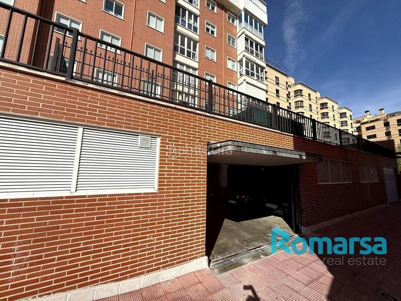 Foto bcd2f192-7809-416d-93c1-79bafdf80184. Parking voiture dans Universidad Ávila