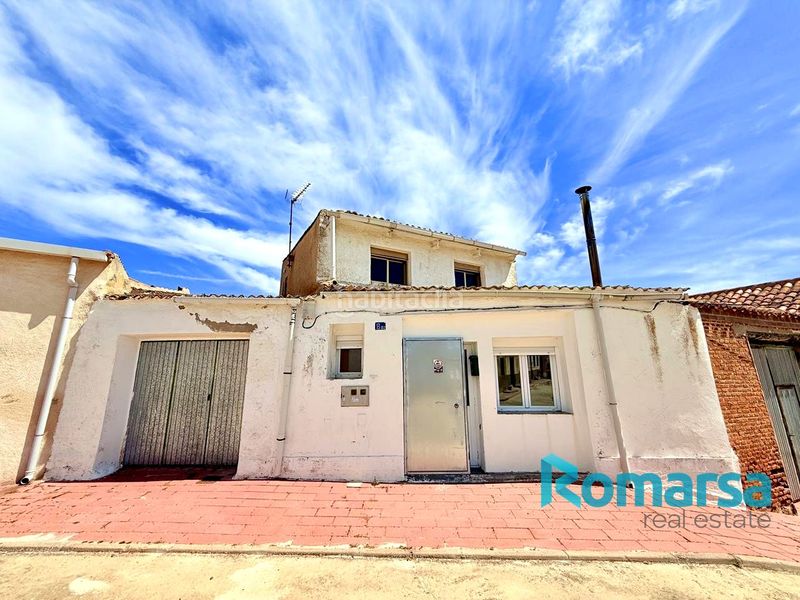 Foto 1bf59b8b-87a1-4ff3-9981-71ce03bd4e9f. Casa amb aparcament a Adanero