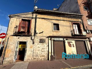Edifici  Calle francisco de nebreda. Edificio compuesto por 2 viviendas, 3 locales y un almacen