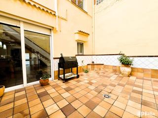 Haus  Calle de francesc layret. Vive en la creu alta! casa de 163m con patio, parking y eficienc