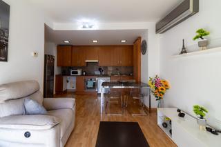 Appartamento  Calle de tirana. Can rull, 2 habs, ascensor, parking y trastero!!