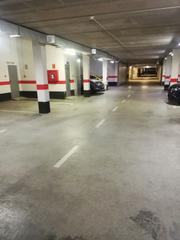Parking coche en Calle presidente adolfo suárez 10. Amplia plaza de garaje junto a g-3