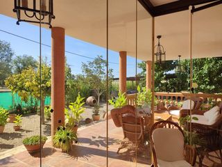 Casa en Facultad de Medicina. Finca exclusiva con chalet, piscina y nave de 300 m