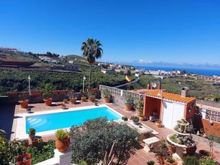 Chalet  Calle los menores. Chalet unifamiliar independiente con jardines y piscina, en zona