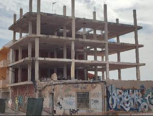 Édifice à Carrer de peniscola 48. Edificio residencial obra parada