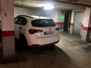 Autoparkplatz in Calle general astilleros 81. Interesante plaza de garaje con trastero