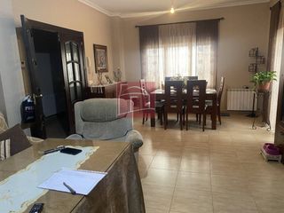 Haus en Villanueva de la Serena. Casa en dos plantas con local y cochera