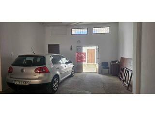 Car parking in Villanueva de la Serena. Se vende garaje con trastero y patio
