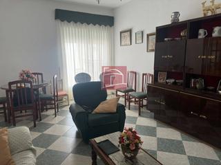 Casa a Villanueva de la Serena. Casa unifamiliar con amplio patio y cochera