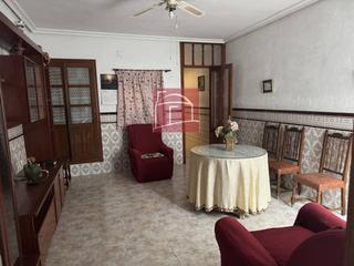 Casa en Villanueva de la Serena. Media casa cercana al centro