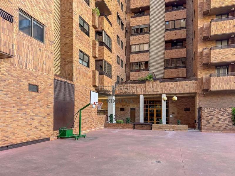 Foto 8bfc4305-606f-4535-86c9-56ec4f39370d. Alquiler piso junto a aragonia, piso con garaje y trastero en urbanizacion cerrada con piscina y zonas deportivas en Zaragoza