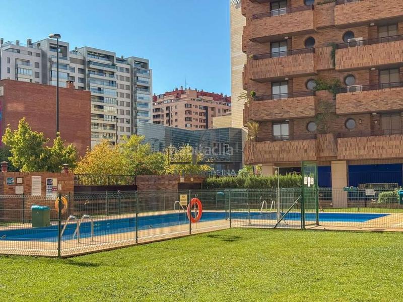 Foto a06d8efc-fbad-4708-bbf8-e5c0e25446ab. Alquiler piso junto a aragonia, piso con garaje y trastero en urbanizacion cerrada con piscina y zonas deportivas en Zaragoza