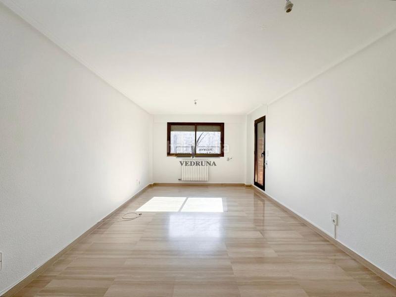 Foto 72b6319f-3e98-4a5d-b1ec-58ef2d9ca25c. Rent flat with heating parking pool in Romareda Zaragoza