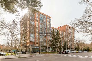 Local Comercial  Calle de jos� gervasio artigas. Local instalado de 184 m2 en la confluencia de via hispanidad y