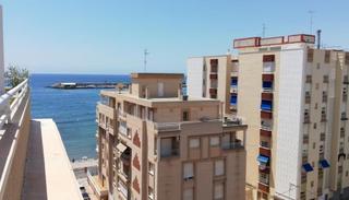 Pis a Delicias. Piso con solarium de 50 m2 en segunda línea de playa, a tan sólo