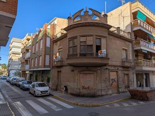 Casa a Calle francisco rabal 2. Amplia casa céntrico para restaurar, a escasos metros de la play