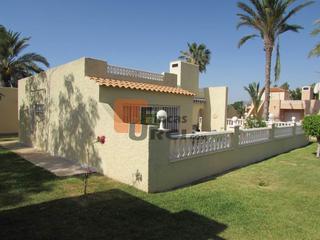 Chalet en San Juan de los Terreros. Chalet independiente en urbanización privada con jardines y pisc