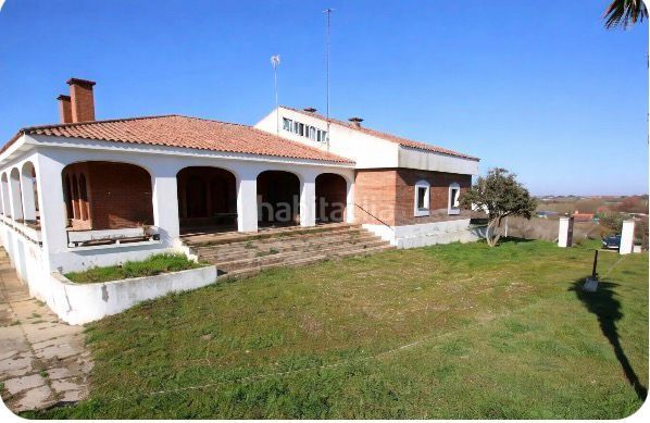 Foto b79e6a9b-128b-4362-a404-34c125352315. Chalet en Carretera de Sevilla - Los Montitos Badajoz