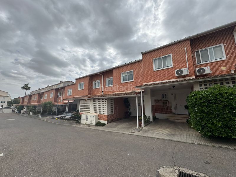 Foto 1f5311dd-6af4-489b-9daa-5920bad35b5c. Casa adossada amb xemeneia calefacció piscina a Las Vaguadas Badajoz