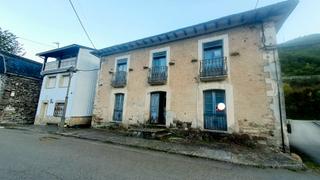 Casale  Carretera nacional. Casa de pueblo  a reformar en la portela de valcarce, 3 plantas