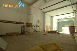 Parking voiture  Calle hernando de soto. Cochera para dos vehiculos grandes con puerta de 5 m. de altura