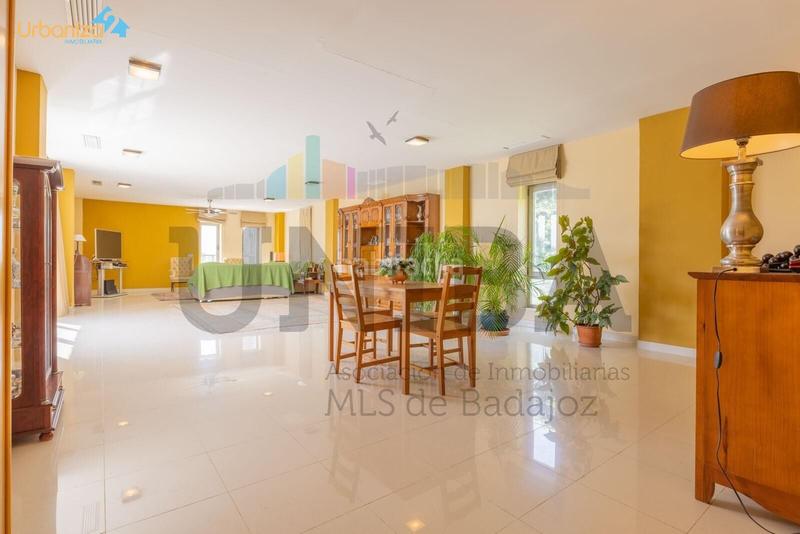 Foto ca587dc0-934b-466e-a1dd-9f374426d8a9. Chalet con riscaldamento parcheggio piscina in Las Vaguadas Badajoz