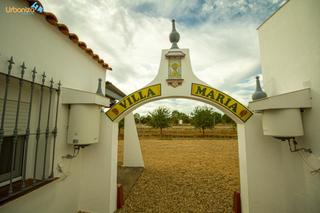 Xalet  Carretera badajoz- alburquerque. Chalet con piscina, mas tres viviendas individuales , en botoa,