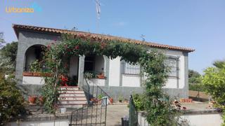 Chalet en Carretera de Sevilla - Los Montitos. Precioso chalet con piscina totalmente legalizado para entrar a