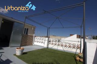 Casa en Cerro de Reyes. Casa reformada con terraza propia de 20 m2.