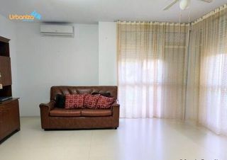 Pis  Plaza miguel delibes. Piso en planta baja con 4 habitaciones, 2 baños, patio y garaje