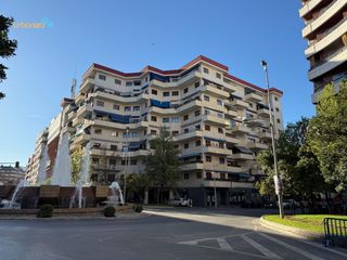 Pis  Plaza constitucion. Piso amplio de 5d con garaje y trastero en pleno centro