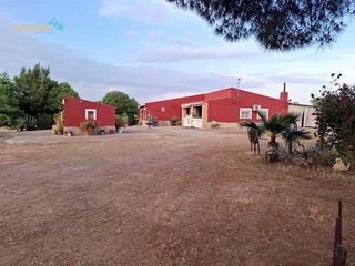 Xalet a Carretera de Sevilla - Los Montitos. Parcela en tres arroyos con chalet y todo tipo de servicios como