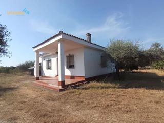 Chalet à Las Vaguadas. Chalets en buen estado de 4 dormitorios y 2 baños con piscina a