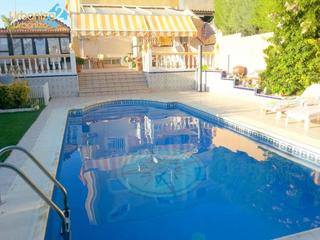 Chalet in Avenida Elvas. Expectacular chalet en avda de elvas con piscina garaje para ent
