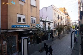 Edifici a Casco Antiguo. Edificio de 318 m2, con 2 apartamentos y local comercial, totalm