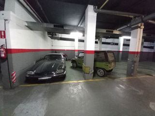 Aparcament cotxe  Carrer de violant d'hongria reina d'aragó. Gran parking doble en sants