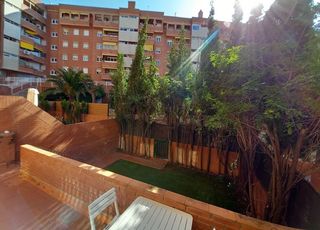 Pis  Carrer d'antoni gaudí. Bajos con gran jardin de 35m2