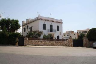 Chalet à Nord. Casa con encanto de 428m2, en zona tranquila de la ràpita.
