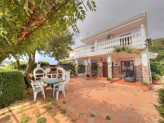 Country house in Moclinejo. Casa de campo con vistas panoramicas al mar y la montaña