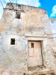 Masia a Salares. Casa de pueblo en salares para reconstruir