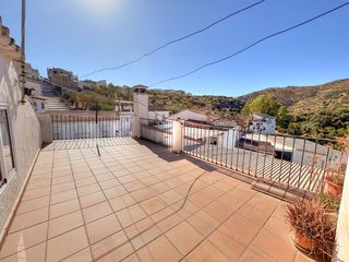 Casale in Riogordo. Encantadora casa de pueblo con terraza, garaje y 3 dormitorios e